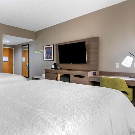 Hampton Inn & Suites Louisville East Екстериор снимка