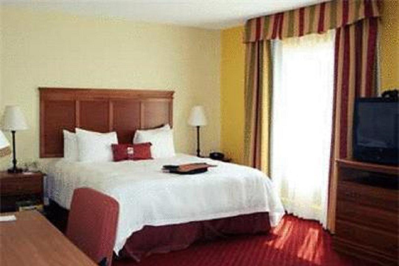 Hampton Inn & Suites Louisville East Екстериор снимка