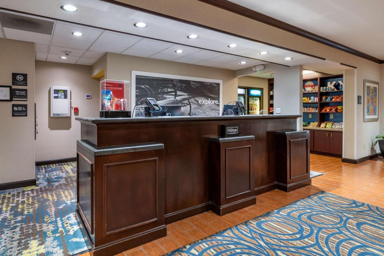 Hampton Inn & Suites Louisville East Екстериор снимка