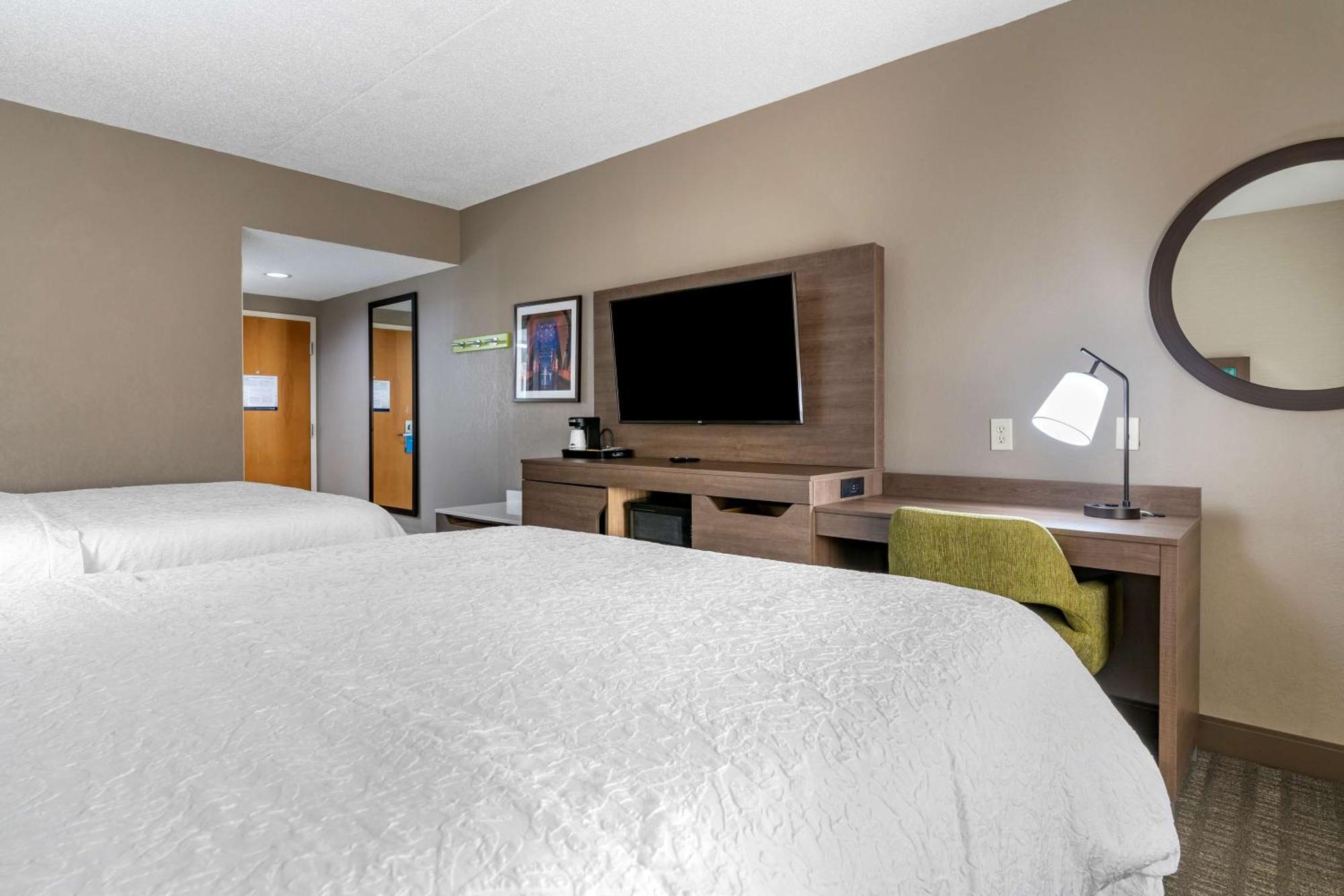 Hampton Inn & Suites Louisville East Екстериор снимка