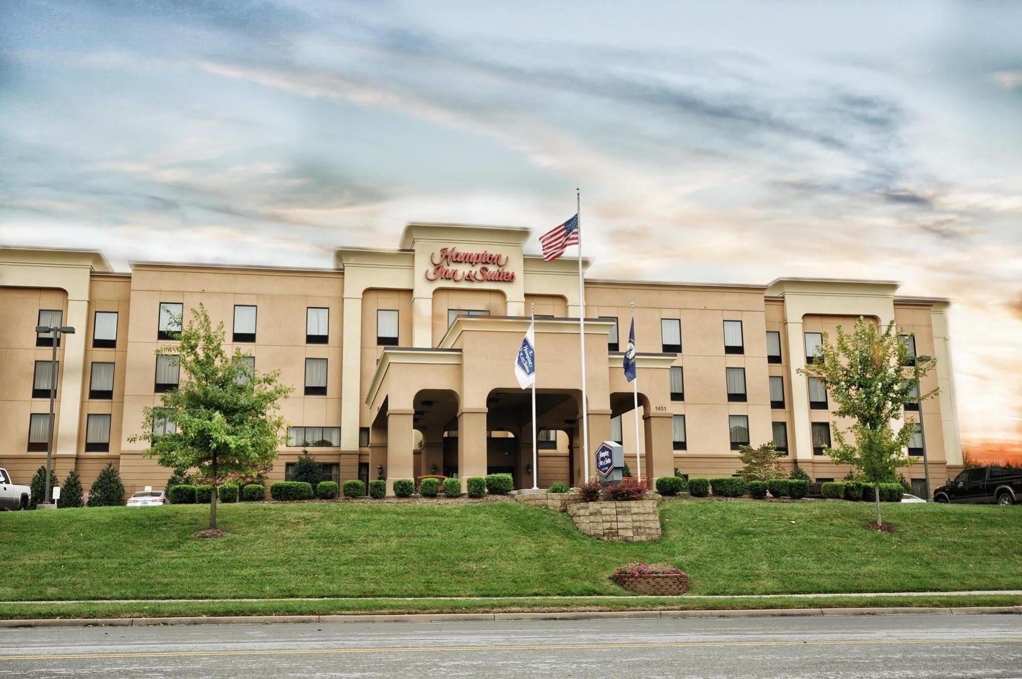 Hampton Inn & Suites Louisville East Екстериор снимка